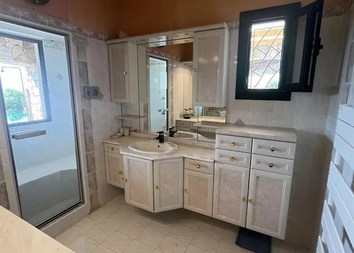 Villa Panoramique Avec Vue Et Montagne A *